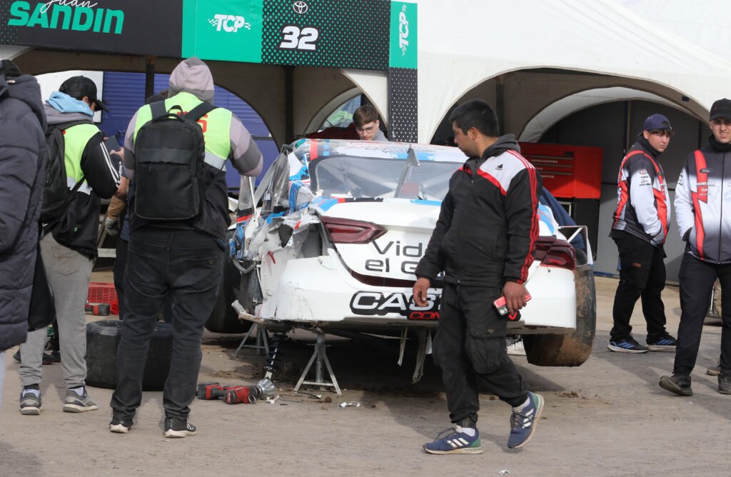 El Camry de Sandin con los daños del accidente