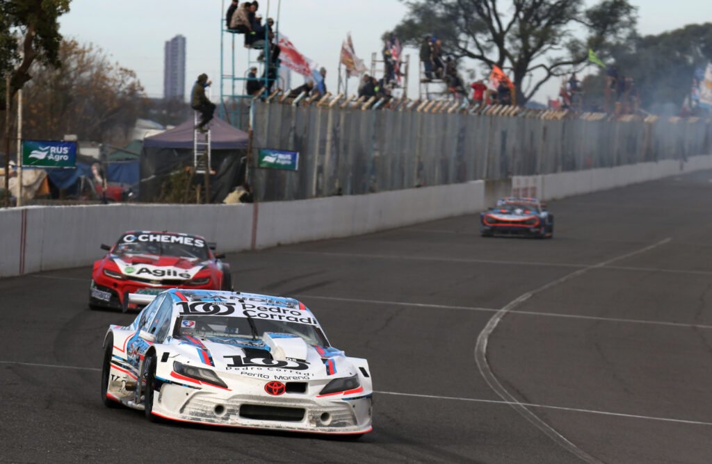 Sandin transitando en Rafaela con el Camry 