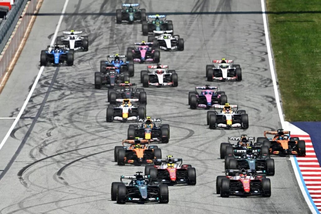 La largada del GP de Austria con Russell en la punta
