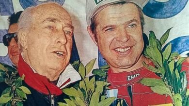 Castellano con Fangio en el podio de su última victoria en el TC