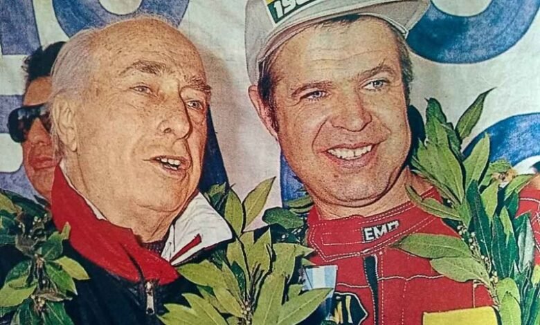 Castellano con Fangio en el podio de su última victoria en el TC
