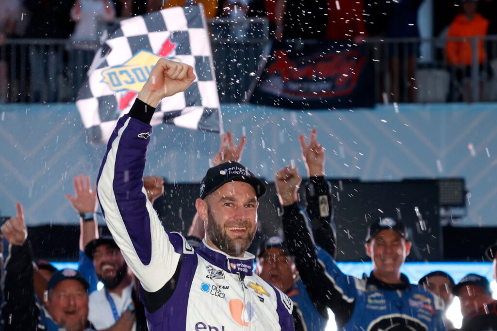 Van Gisbergen celebra la victoria en Sonoma