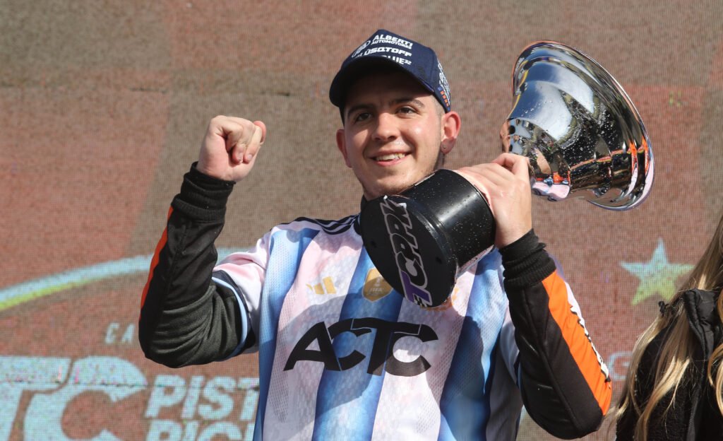 Alberti redondeó un fin de semana perfecto en el TC Pista Pick Up