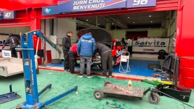 TRabajos en el auto de Benvenuti tras el entrenamiento de la Clase 3 del TN APAT