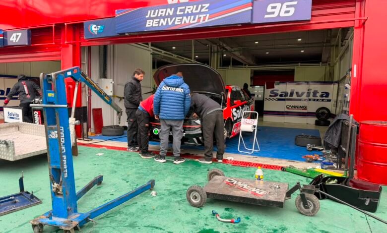 Clase 3 del TN APAT: Reparaciones al por mayor 1 TRabajos en el auto de Benvenuti tras el entrenamiento de la Clase 3 del TN APAT