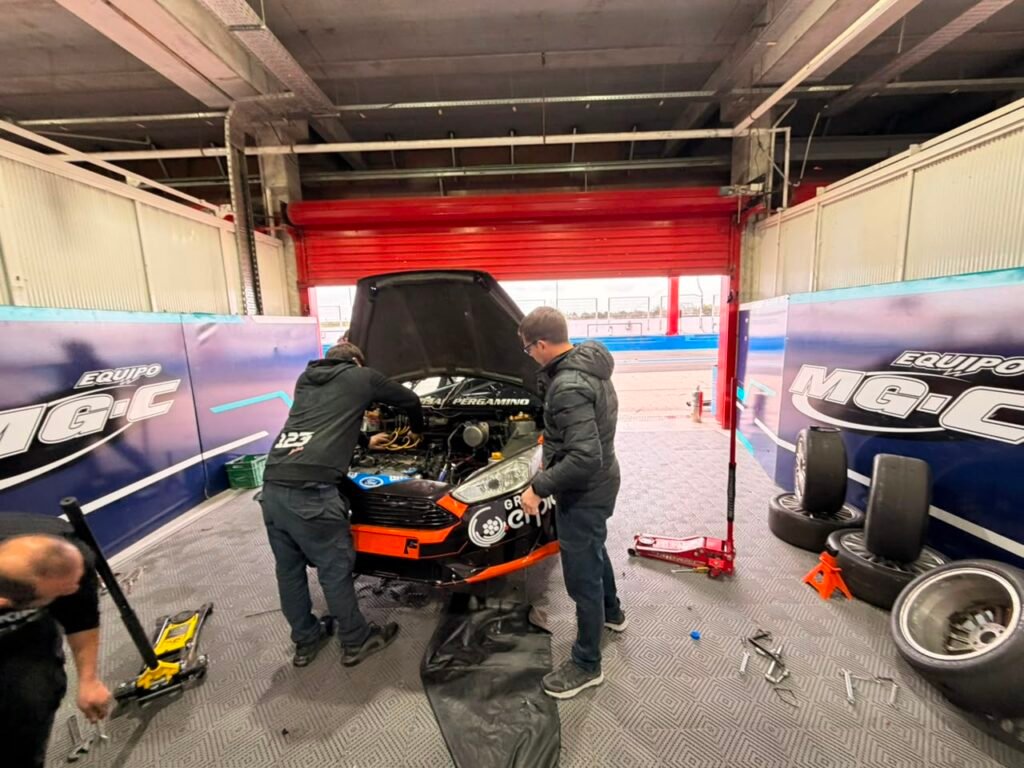 Clase 3 del TN APAT: Reparaciones al por mayor 2 TRabajos en el auto de Lambiris luego del entrenamiento de la Clase 3 del TN APAT