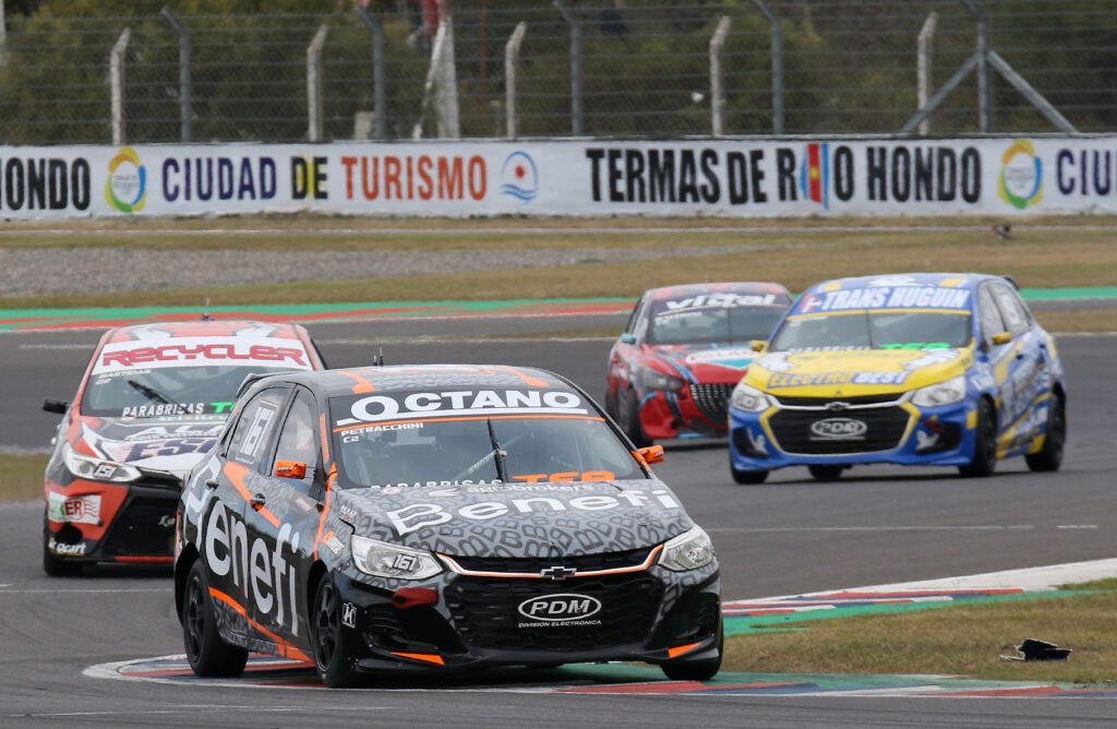 Primera victoria para Petracchini en la Clase 2 2 Petracchini marcha lidera el pelotón de la Clase 2 en Termas
