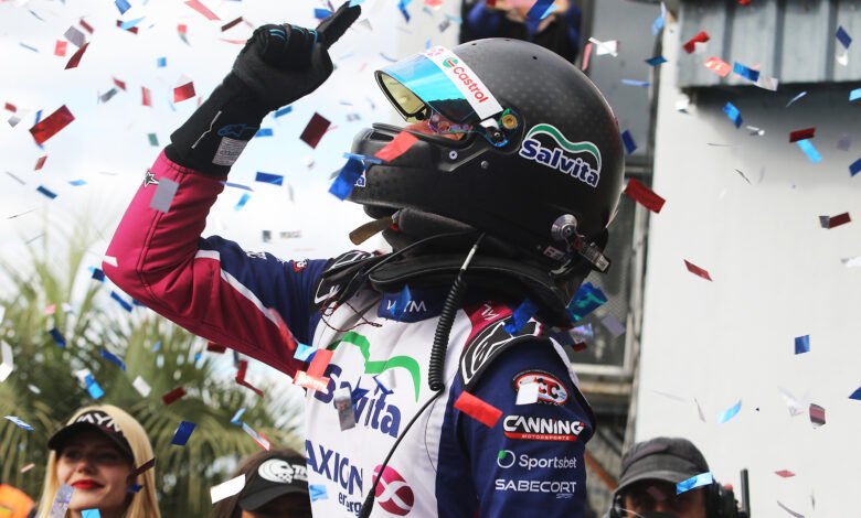 Tercera victoria para Canapino en lo que va de la temporada 1 Canapino celebra la victoria en la Clase 3 del TN en Termas de Río Hondo