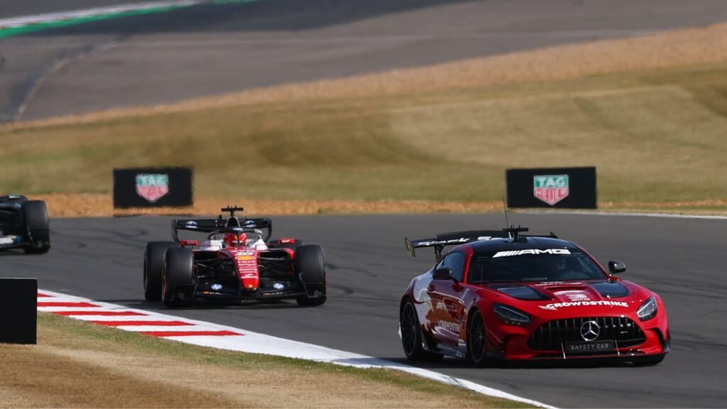 Charles Leclerc sobrevivió al caos y se llevó la primera victoria del año 2 Leclerc marcha detrás del safety car rumbo a la llegada