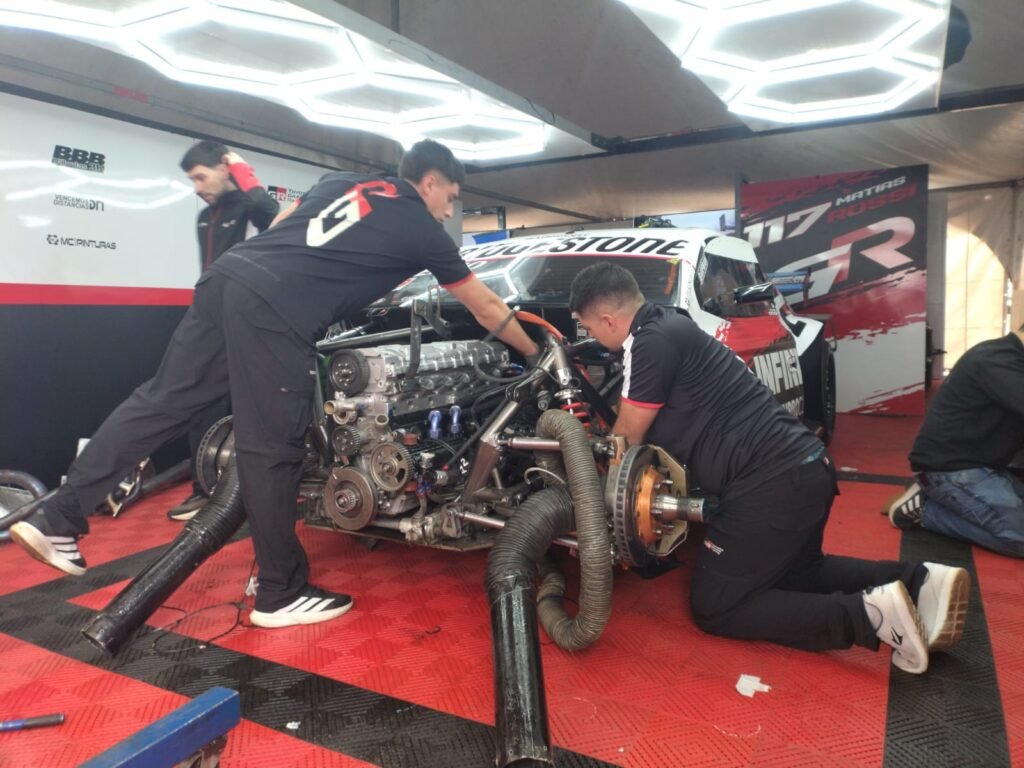 Trabajos a contrarreloj en el auto de Matías Rossi