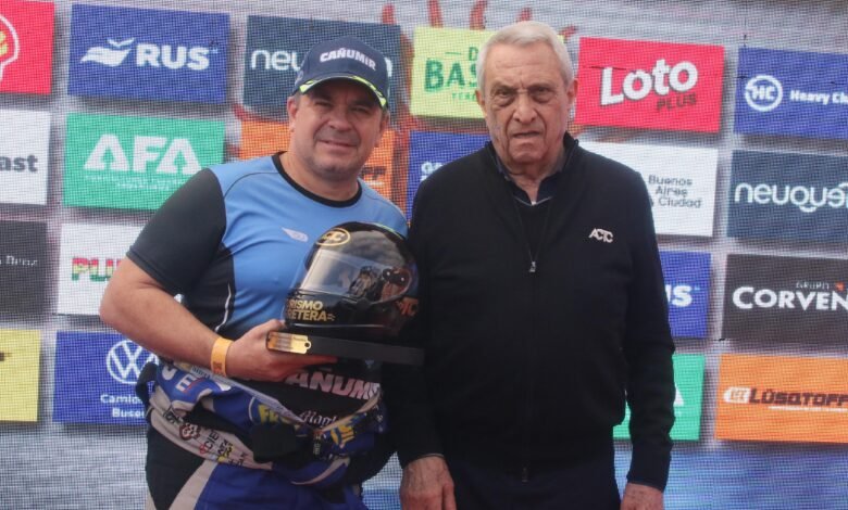 Norberto Fontana: 350 en el TC y una historia que contar 1 Norberto Fontana es reconocido por Hugo Mazzacane por sus 350 carreras