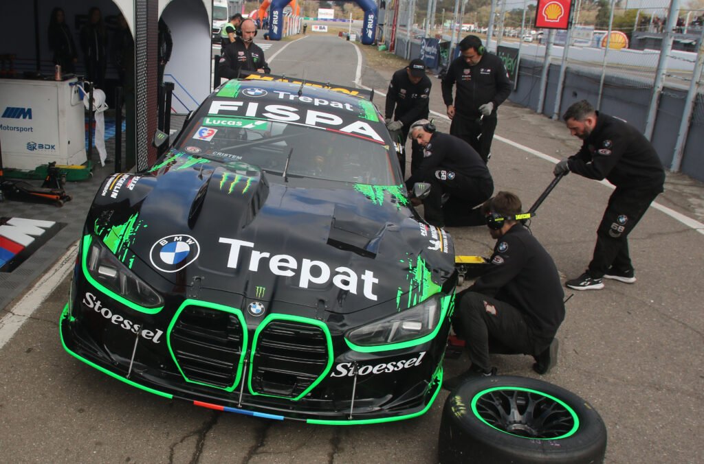 El equipo BMW trabaja en los boxes de Posadas