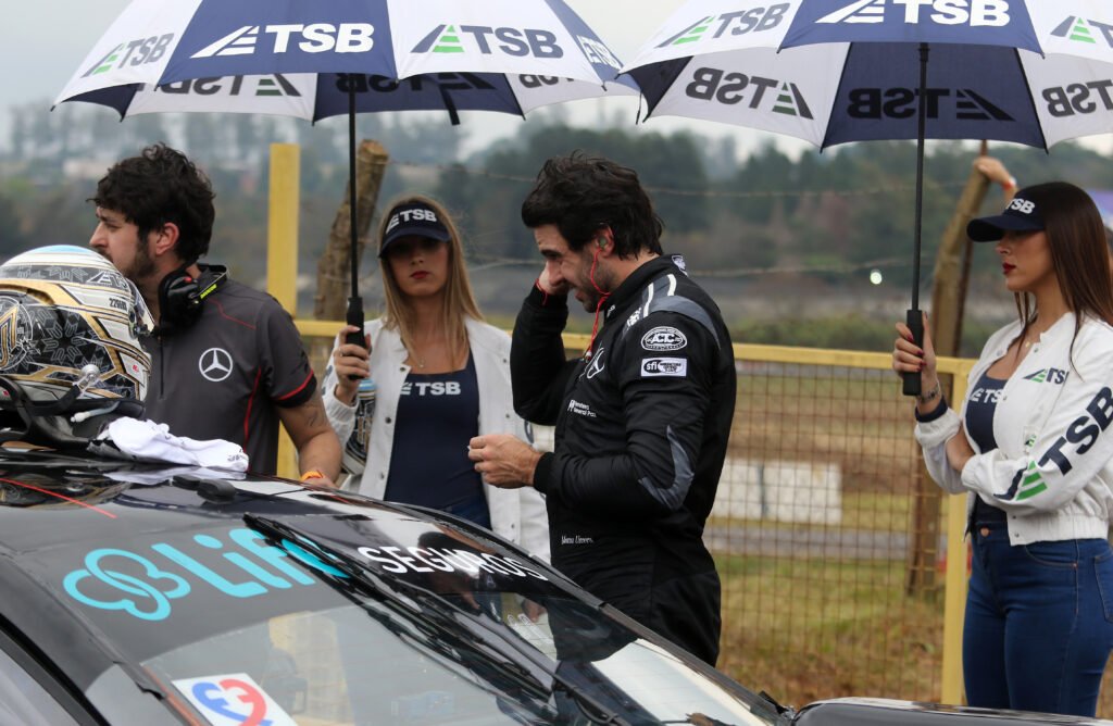 Horacio Soljan: “El automovilismo te hace correr en la vida también. 20 años pasaron rapidísimo” 5 Urcera estrenó el Mercedes-Benz en Posadas