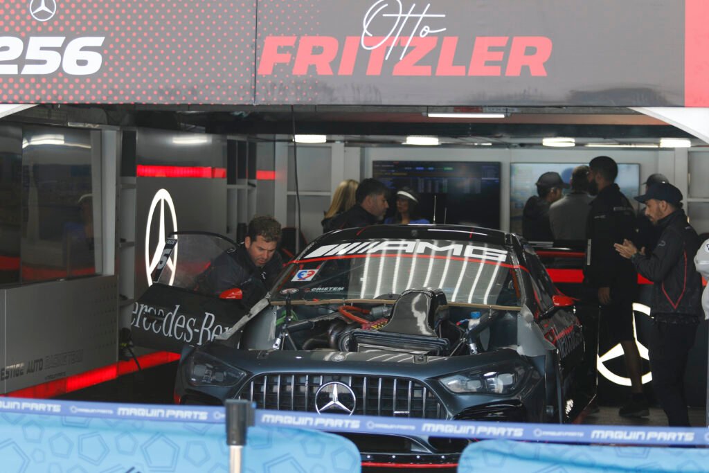 Horacio Soljan: “El automovilismo te hace correr en la vida también. 20 años pasaron rapidísimo” 3 El equipo que dirije Soljan en los boxes del TC con el Mrecedes de Fritzler, ganador en Posadas