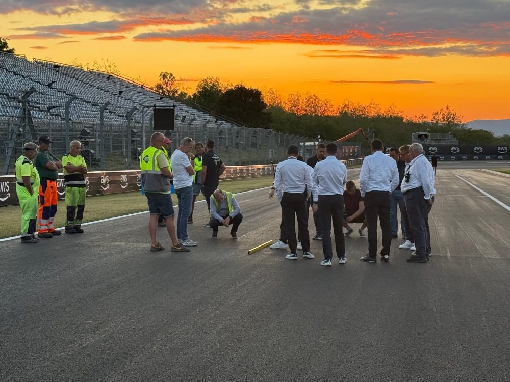 GP de Hungría: Lando Norris rompe la hegemonía de Mercedes y se queda con la pole 2 La inspección en el asfalto antes del GP de Hungria