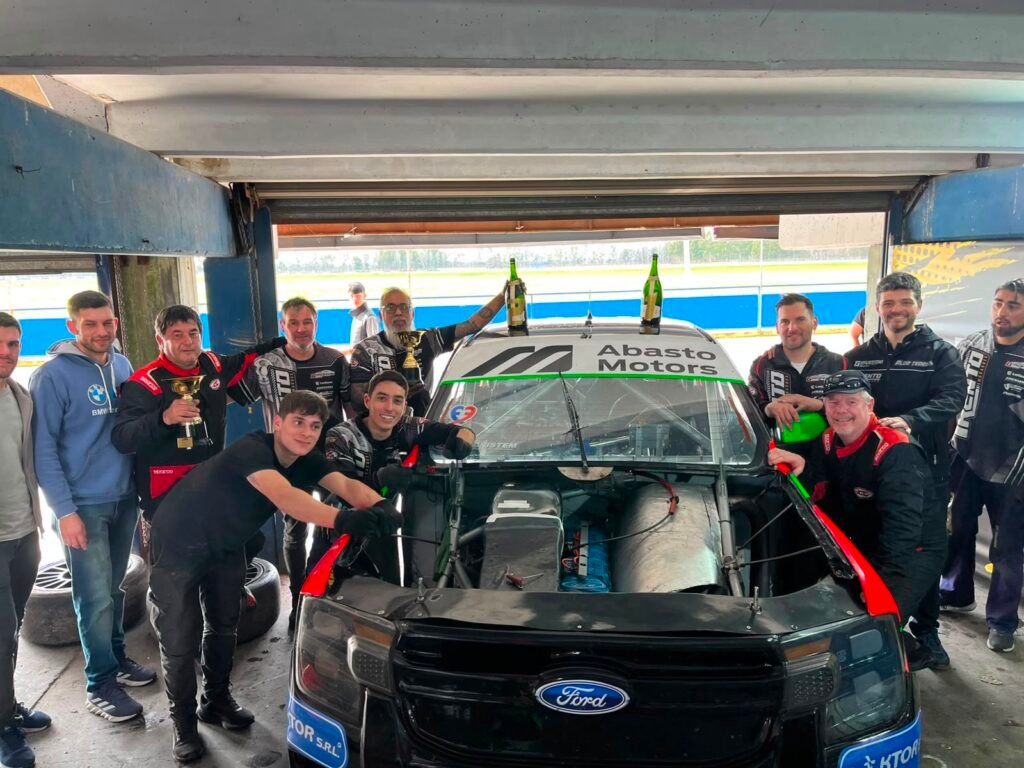 TC Pista Pick Up: Biagi cerró un fin de semana ideal 4 El festejo de los hermanos Goya junto al Giavedoni Sport