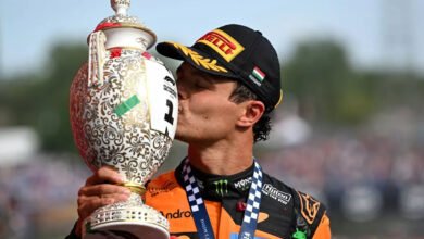 GP de Hungría: Lando Norris volvió al triunfo 6 Norris celebra con el trofeo de la victoria en el GP de Hungria