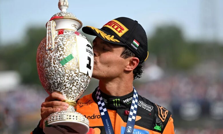 GP de Hungría: Lando Norris volvió al triunfo 1 Norris celebra con el trofeo de la victoria en el GP de Hungria