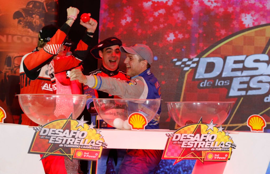 Desafío de las Estrellas: La bolilla 1 fue para Sebastián Abella 4 El festejo de Abella junto a Todino luego de haber obtenido la bolilla 1 en el sorteo del Desafío de las Estrellas