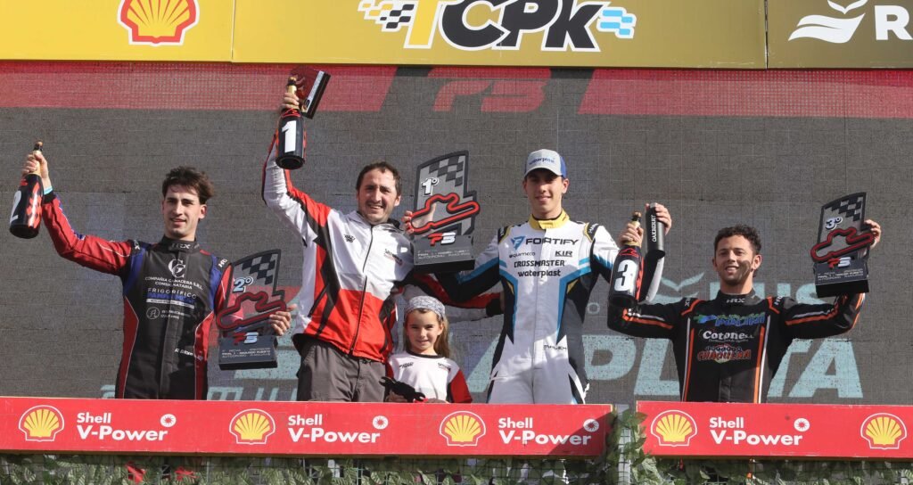 Malek El Bacha sigue intratable en La Plata 3 El podio, con Malek El Bacha como vencedor, escoltado por Agustí n Sexe y Agustín Polini