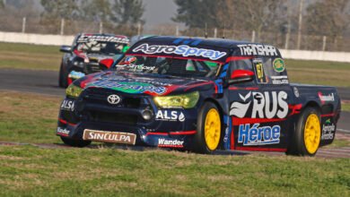 Santiago Biagi en su camioneta rumbo a la victoria en el TC Pista Pick Up