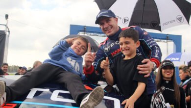 TC Pick Up: Werner ganó y recorta puntos para el campeonato 6 Mariano Werner celebra con sus hijos luego de la victoria en las TC Pick Up