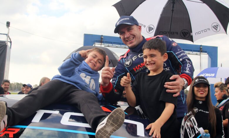 TC Pick Up: Werner ganó y recorta puntos para el campeonato 1 Mariano Werner celebra con sus hijos luego de la victoria en las TC Pick Up