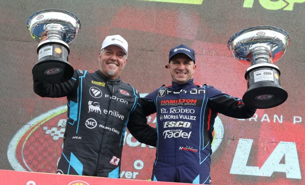 TC Pick Up: Werner ganó y recorta puntos para el campeonato 3 Mariano Werner y Gastón Mazzacane celebran en el podio de las TC Pick Up