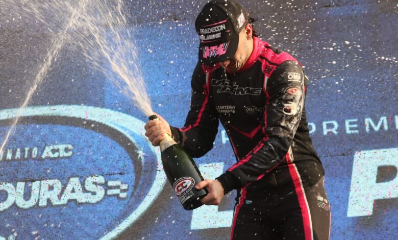 Nicolás Jaime celebra en el podio del TC Mouras