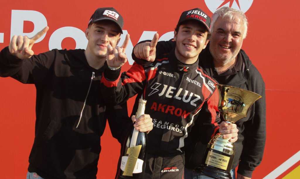 Ignacio Lovich ganó en La Plata y quedó a un paso de la punta del campeonato 4 Ignacio Lovich festeja con su gente