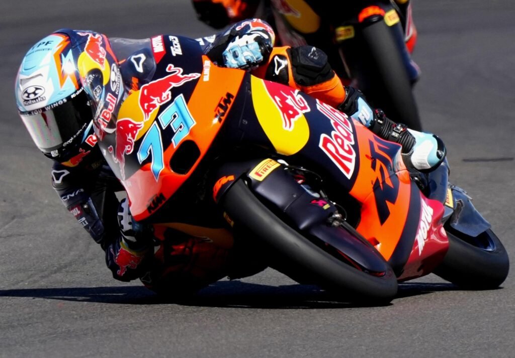 Bezzechi pulverizó el récord del MotoGP y Perrone fue el más rápido en Moto3 en Silverstone 3 Valentín Perrone hizo el mejor tiempo en Moto 3