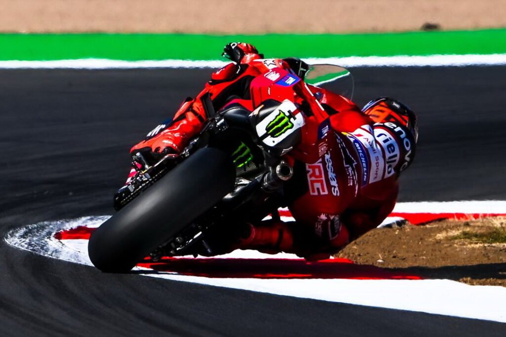 Bezzechi pulverizó el récord del MotoGP y Perrone fue el más rápido en Moto3 en Silverstone 2 Marc Marquez fue el primero en quebrar el record de pista en Silverstone en MotoGP