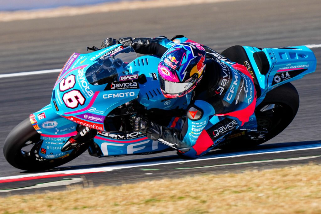 Bezzechi pulverizó el récord del MotoGP y Perrone fue el más rápido en Moto3 en Silverstone 4 Holgado el mejor en Moto 2