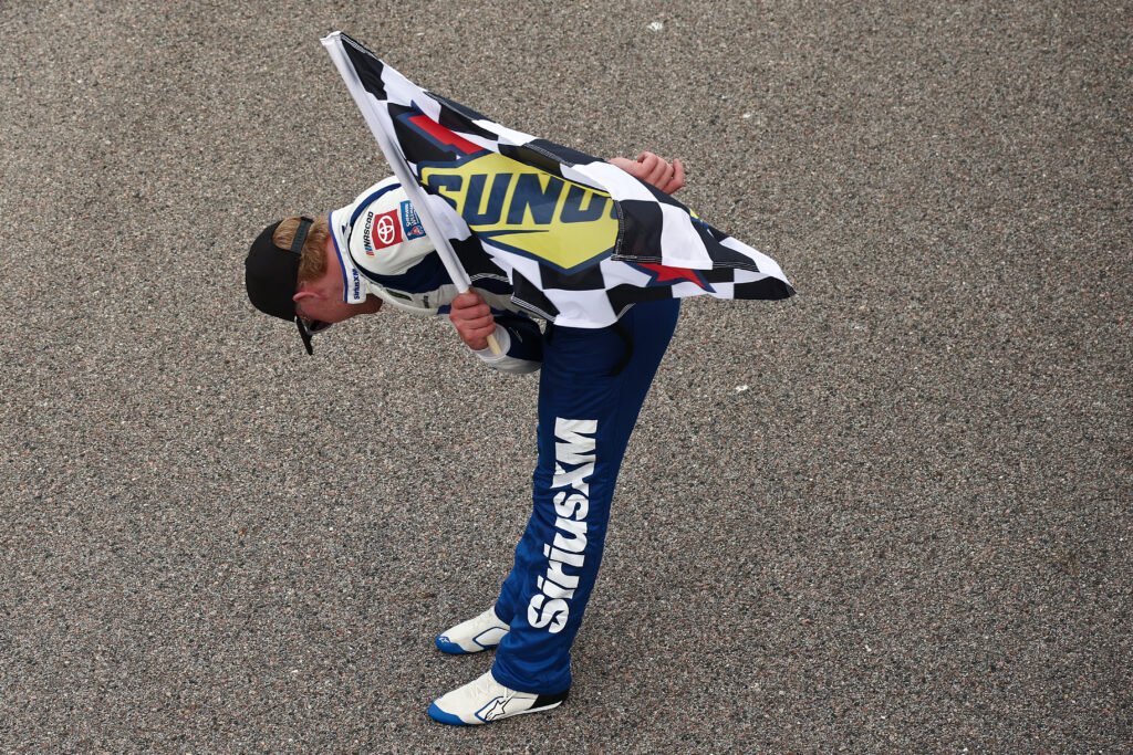 NASCAR Cup: Ty Gibbs obtuvo en Iowa su segunda victoria en la serie 4 Ty Gibbs celebra la victoria en NASCAR homenajeando a Kyle Busch, quien falleció en mayo de este año