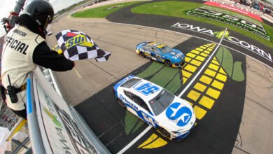 Ty Gibbs recibe la bandera a cuadros en la carrera de NASCAR de Iowa