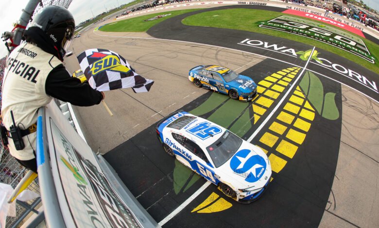 NASCAR Cup: Ty Gibbs obtuvo en Iowa su segunda victoria en la serie 1 Ty Gibbs recibe la bandera a cuadros en la carrera de NASCAR de Iowa