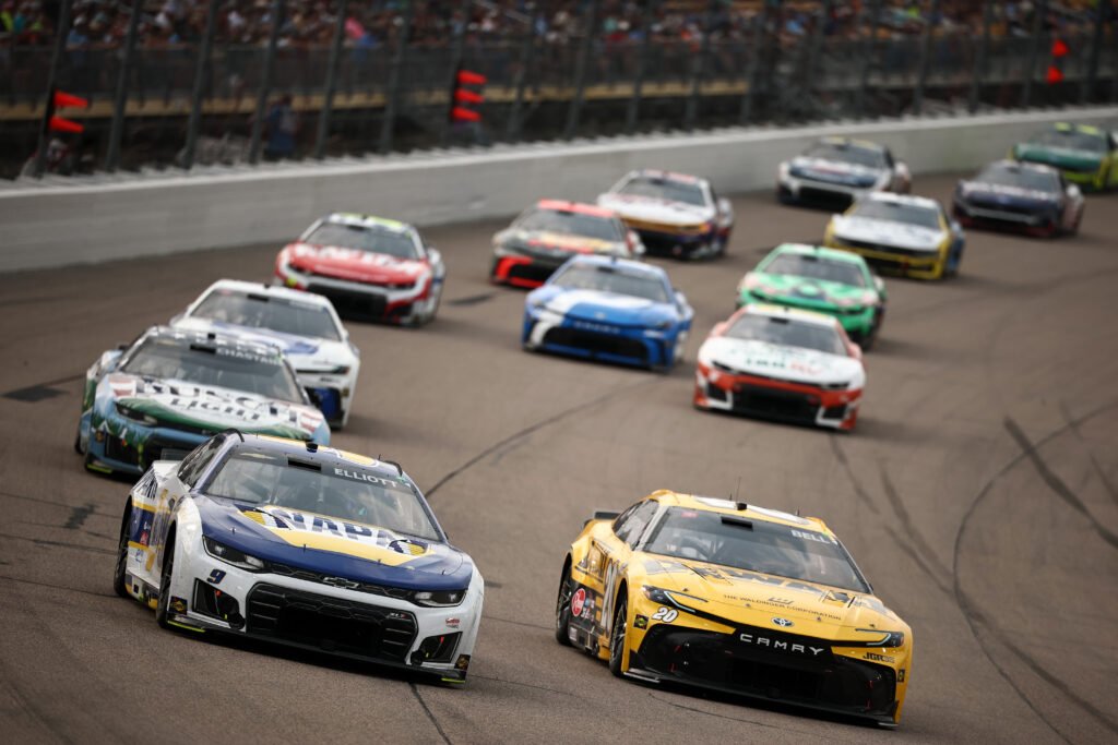 NASCAR Cup: Ty Gibbs obtuvo en Iowa su segunda victoria en la serie 2 Christopher Bell y Chase Elliott en la punta del peloton de NASCAR en Iowa