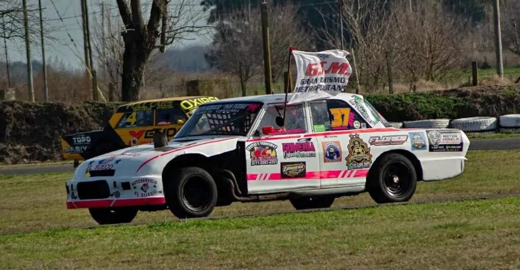 Ezequiel De La Fuente con su auto en pista