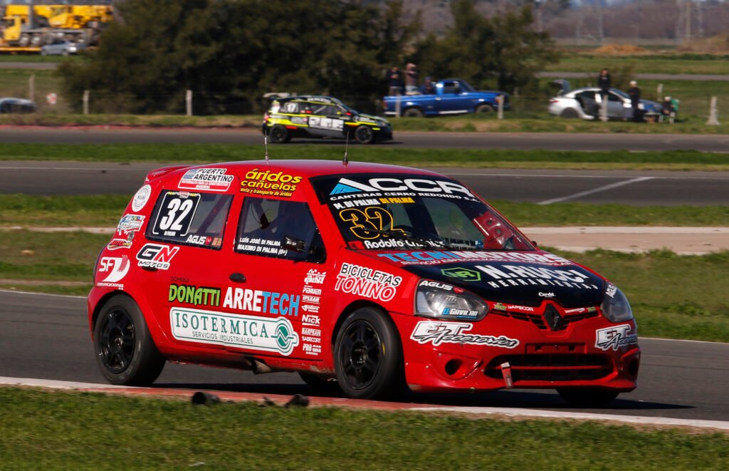 El Clio de los Di Palma en la Carrera de los 300 Pilotos