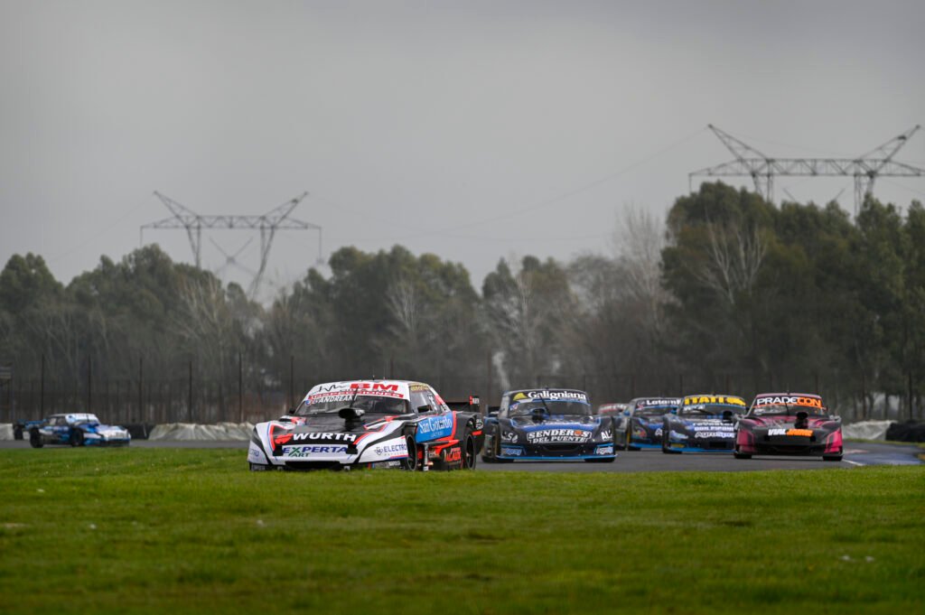 Valentino Alaux lidera el pelotón en el TC Mouras