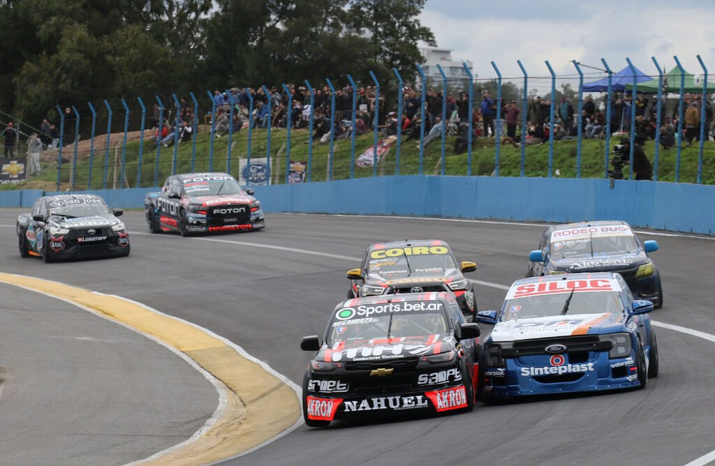 Canapino ganó en el TC Pick Up. Werner, el dueño de la etapa regular 2 Canapino en plena batalla con Fritzler durante la final del TC Pista Pick Up