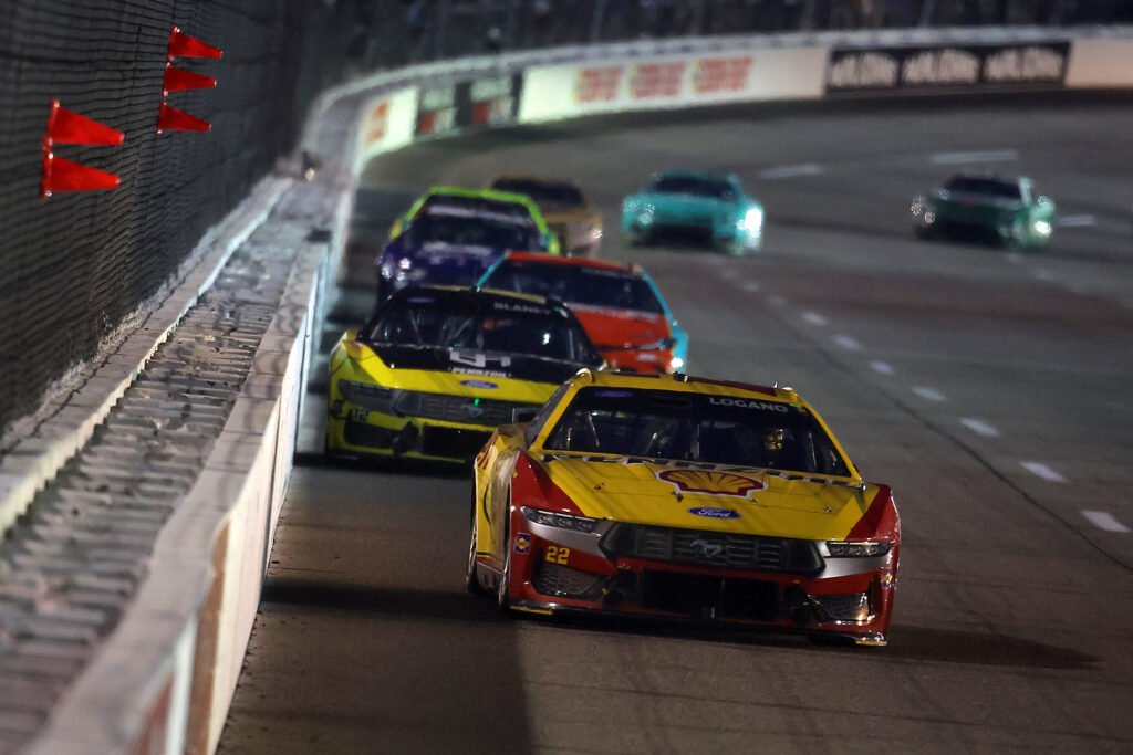 Logano fue quien finalmente se llevó la victoria en la NASCAR Cup en Richmond