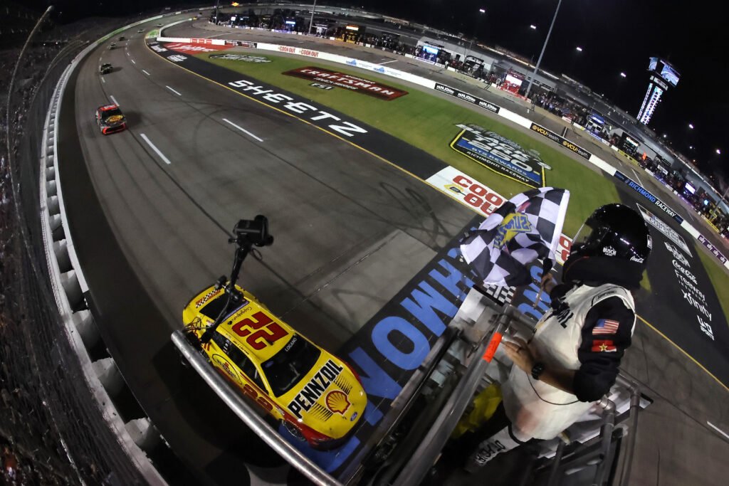 Logano recibe al bandera a cuadros en Richmond