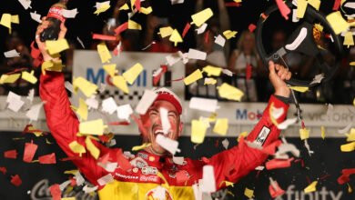 Joey Logano celebra la victoria en la NASCAR Cup en Richmond