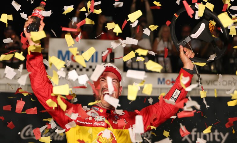 Joey Logano celebra la victoria en la NASCAR Cup en Richmond