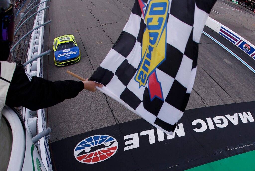NASCAR Cup: Ryan Blaney ganó por segundo año consecutivo en New Hampshire 5 Ryan Blaney recibe la bandera a cuadros en la NASCAR Cup