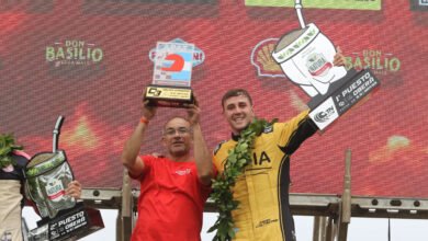 Clase 2 del TN APAT: Coltrinari ganó en la Final 8 Coltrinari celebra la victoria en el podio de la Clase 2 del TN APAT en Oberá