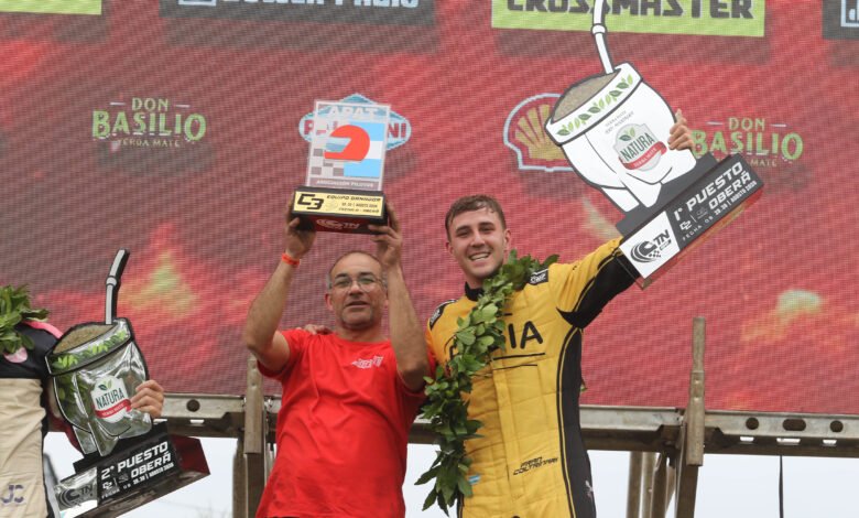 Coltrinari celebra la victoria en el podio de la Clase 2 del TN APAT en Oberá