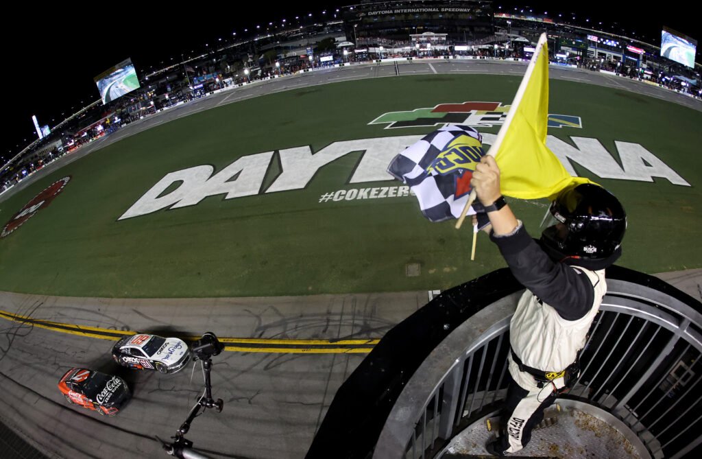 NASCAR Cup: Ryan Preece ganó en Daytona y aseguró su lugar en el Chase 4 Ryan Preece cruza la línea de meta para ganar su primera carrera de NASCAR Cup