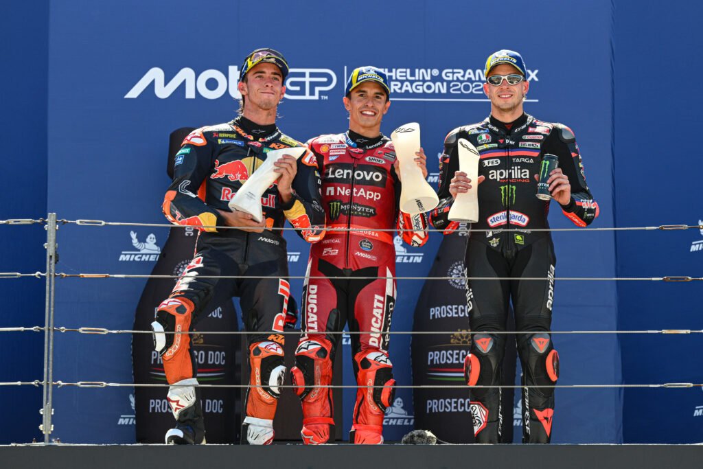 Marc Márquez: victoria en el calor de Aragón 4 El podio de Aragón del MotoGP con Marquez. Acosta y Bezzecchi